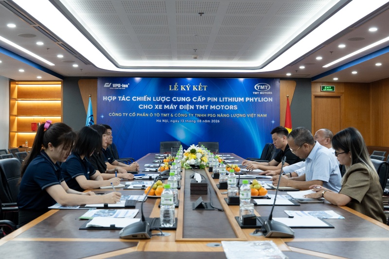 Đại diện TMT Group và PSG Năng Lượng Việt Nam trao đổi tại Lễ ký kết hợp tác chiến lược cung cấp pin Lithium Phylion cho xe máy điện TMT Motors. 